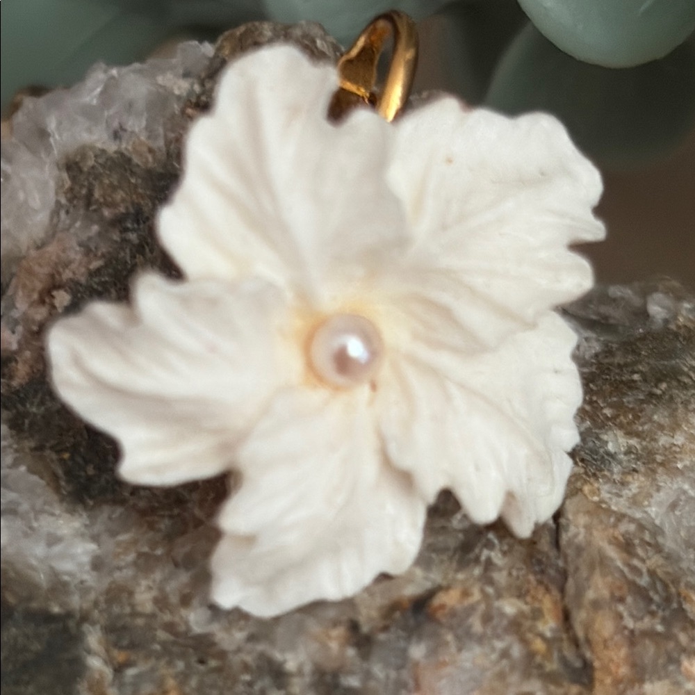 Avon Vintage 80s Soft White Pearl Centre Poinsettia ClipOn Earrings NIB 54 - Picture 3 of 14